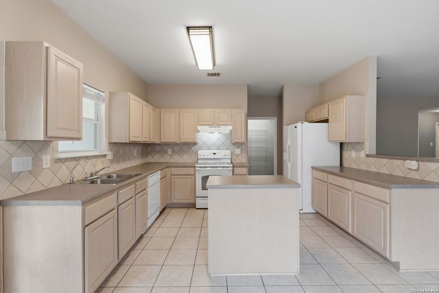 9119 Laguna Hills, Selma, TX 78154