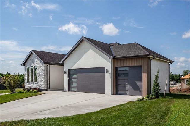 2604 NE Crestview Street, Blue Springs, MO 64029