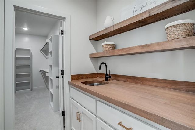 2604 NE Crestview Street, Blue Springs, MO 64029