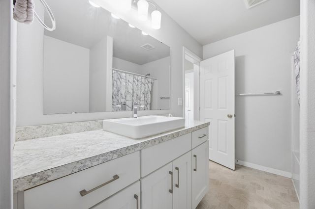 2733 Divide Street W, West Fargo, ND 58078