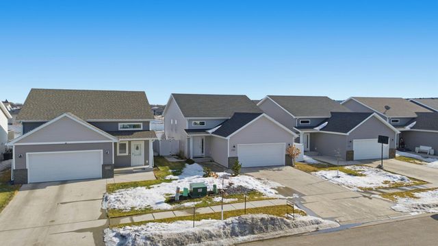 2733 Divide Street W, West Fargo, ND 58078