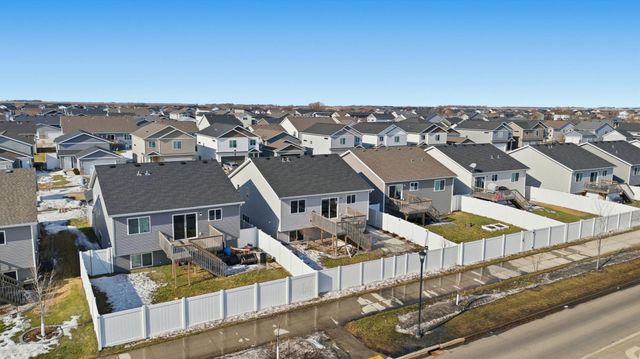 2733 Divide Street W, West Fargo, ND 58078