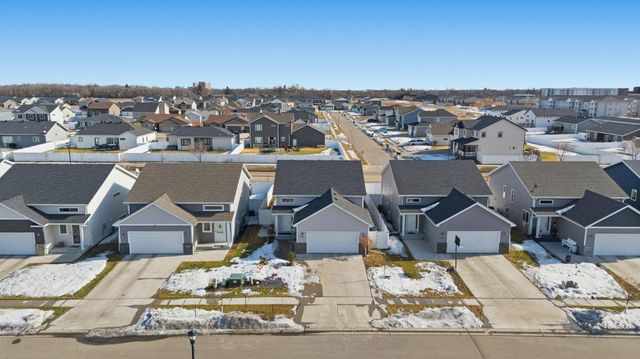 2733 Divide Street W, West Fargo, ND 58078