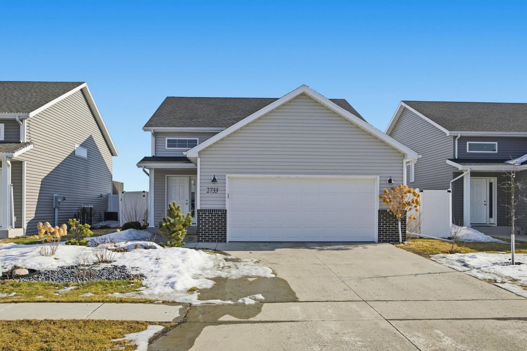 2733 Divide Street W, West Fargo, ND 58078
