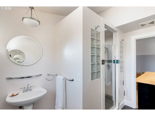 2205 Ne MASON St, Portland, OR 97211
