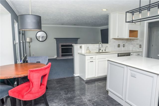 175 Valley View Dr, Rostraver, PA 15012