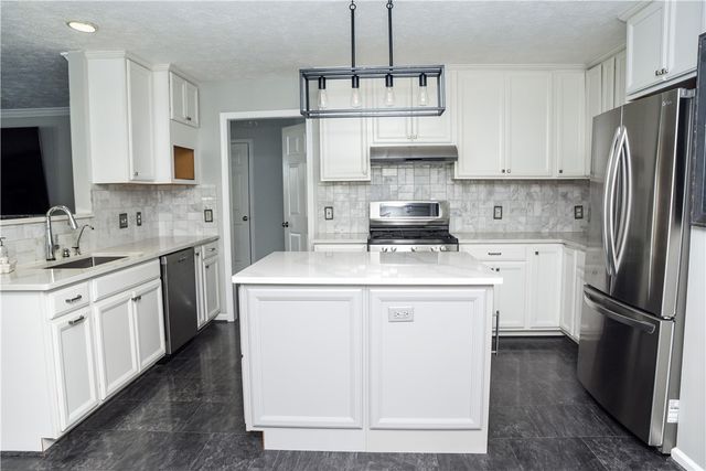 175 Valley View Dr, Rostraver, PA 15012