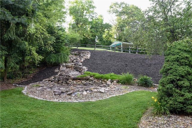 175 Valley View Dr, Rostraver, PA 15012