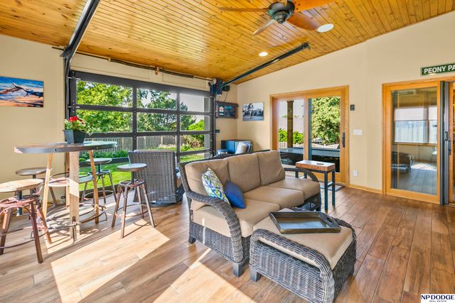 10583 Adams Drive, Omaha, NE 68127