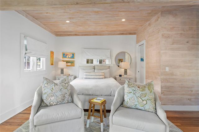 936 17TH AVENUE NE, St Petersburg, FL 33704