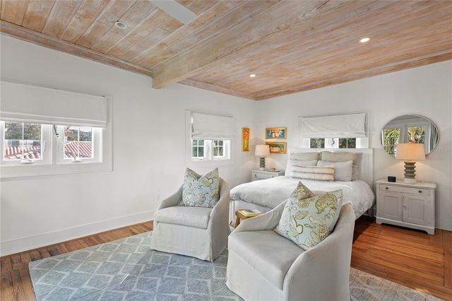 936 17TH AVENUE NE, St Petersburg, FL 33704