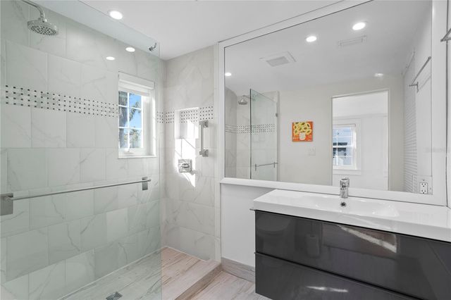 936 17TH AVENUE NE, St Petersburg, FL 33704