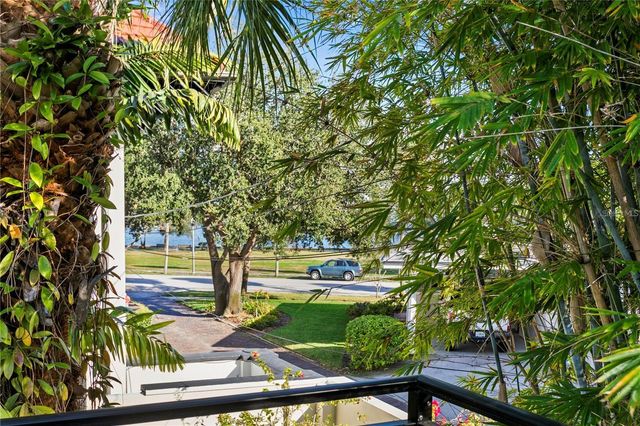 936 17TH AVENUE NE, St Petersburg, FL 33704