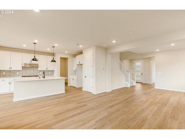 438 W HOLLY Cir, Washougal, WA 98671