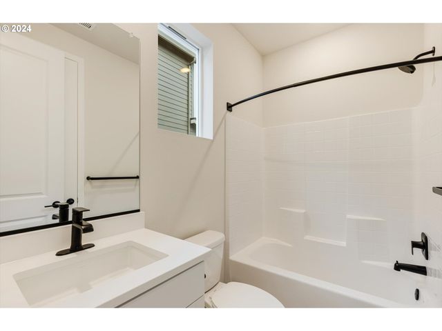 438 W HOLLY Cir, Washougal, WA 98671