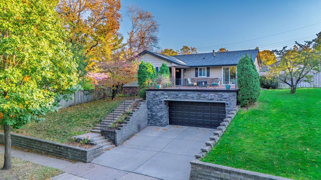 2 Belvidere Street E, Saint Paul, MN 55107