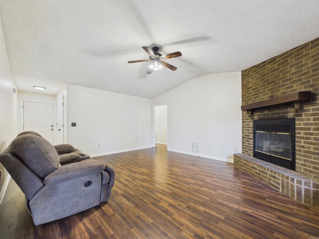 40 Chimney Rd, Batesville, AR 72501