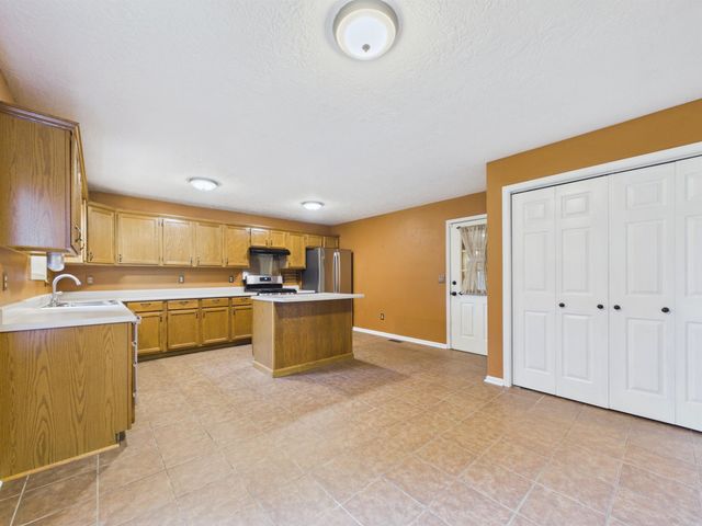 40 Chimney Rd, Batesville, AR 72501