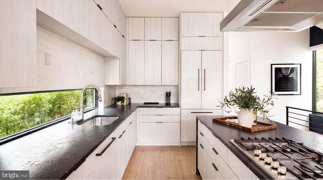 1522 FOXHALL RD NW, Washington, DC 20007