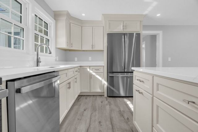 95 Lisa Ann Dr, Bellingham, MA 02019