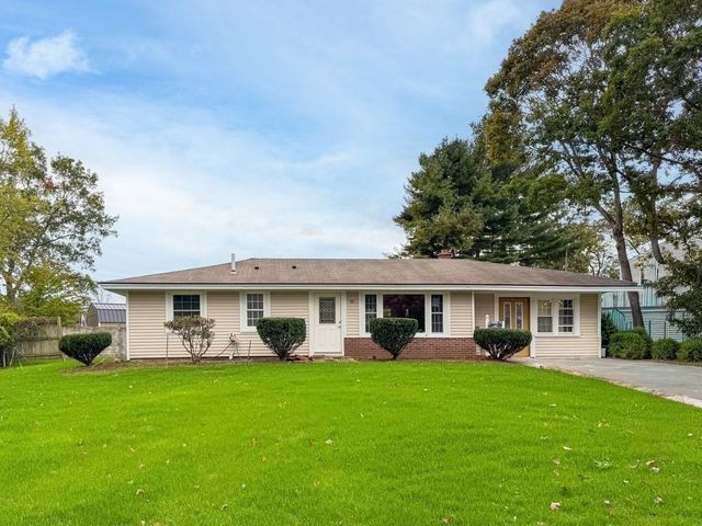 95 Lisa Ann Dr, Bellingham, MA 02019