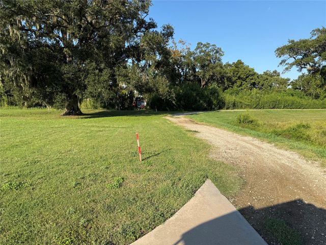 118 Creekside Lane, Lake Jackson, TX 77566