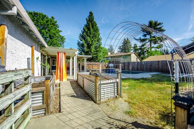 15 Rock Hill Court, Sacramento, CA 95833