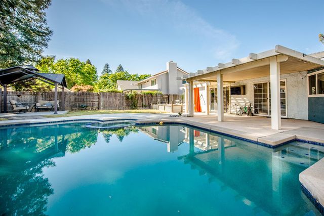 15 Rock Hill Court, Sacramento, CA 95833