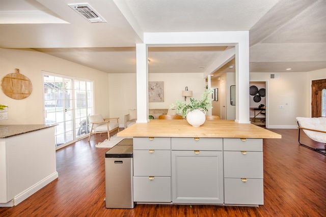 15 Rock Hill Court, Sacramento, CA 95833