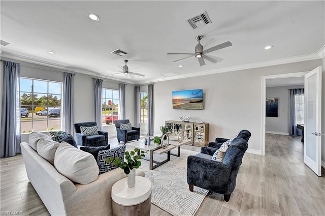 437 Tamarindo LN, Naples, FL 34114