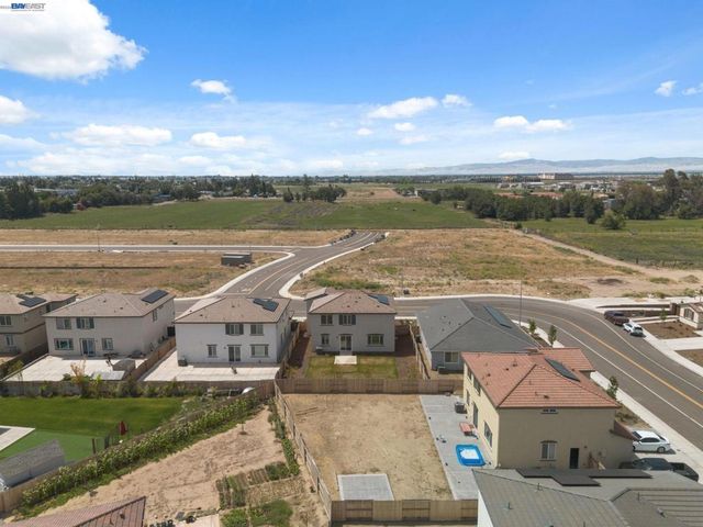 2261 Hewins Street, Manteca, CA 95337