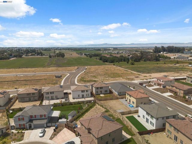 2261 Hewins Street, Manteca, CA 95337