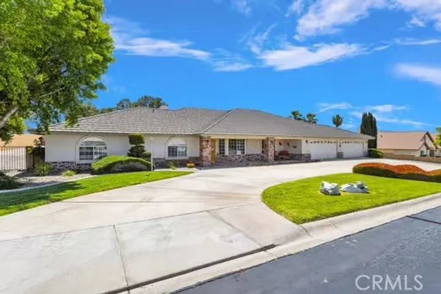 19875 Eyota Road, Apple Valley, CA 92308