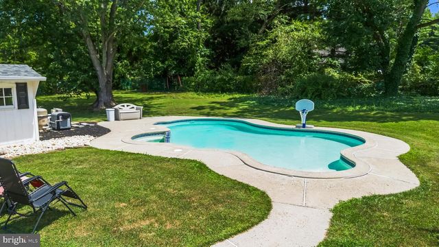 2028 LEGAT LN, Harleysville, PA 19438