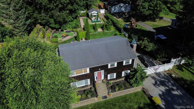 530 Boxwood Drive, Shirley, NY 11967