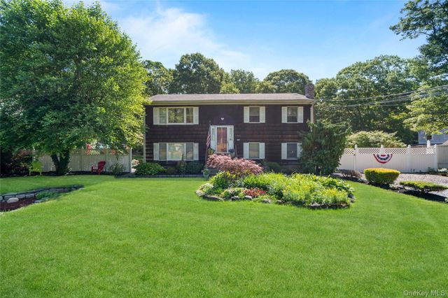 530 Boxwood Drive, Shirley, NY 11967