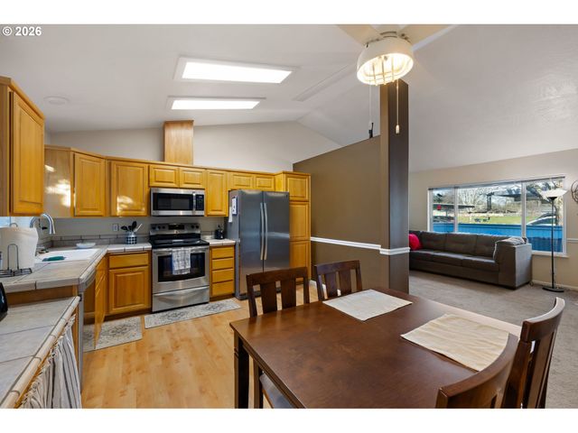 5524 E St, Springfield, OR 97478