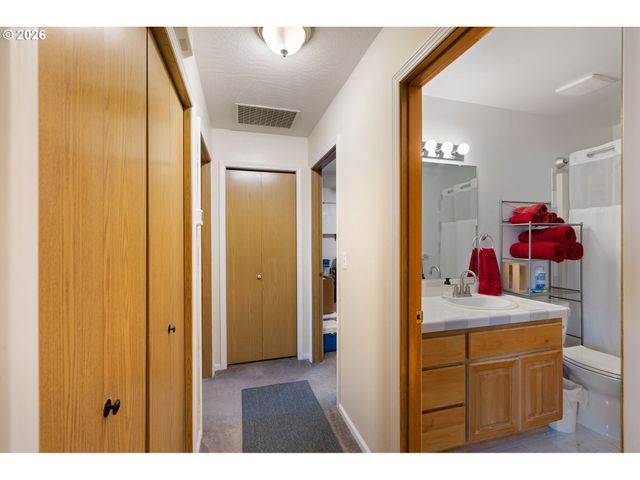 5524 E St, Springfield, OR 97478