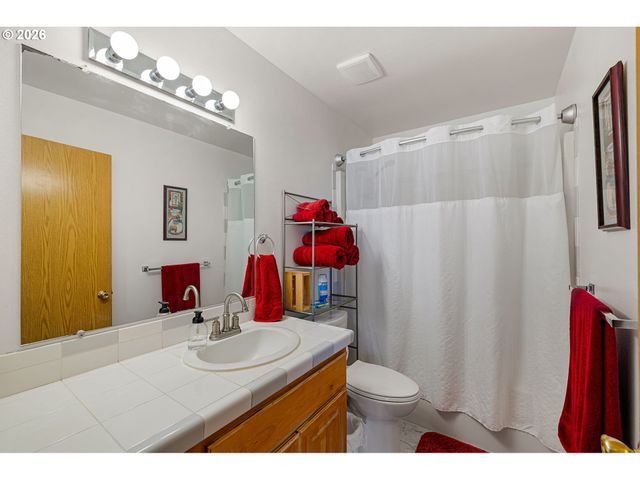 5524 E St, Springfield, OR 97478