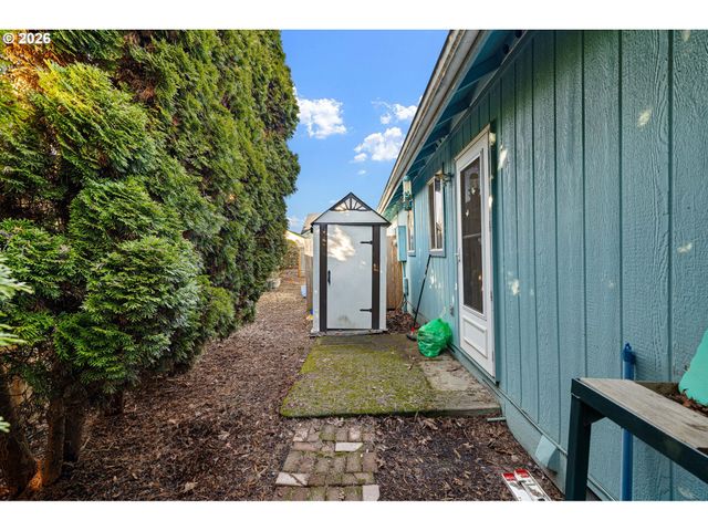 5524 E St, Springfield, OR 97478