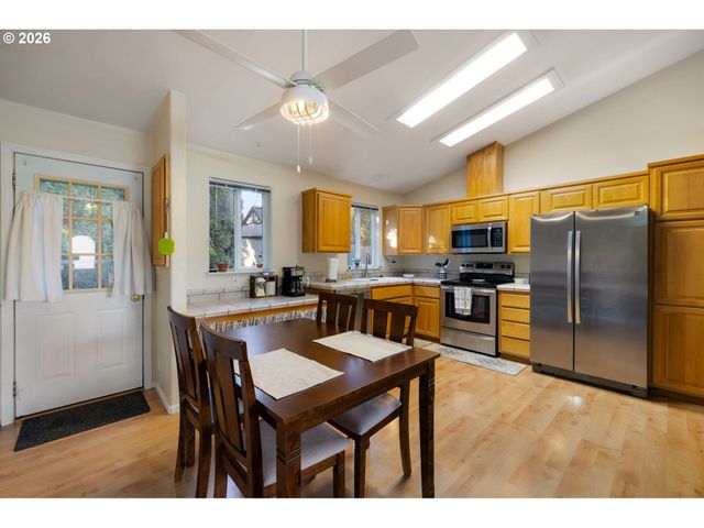 5524 E St, Springfield, OR 97478