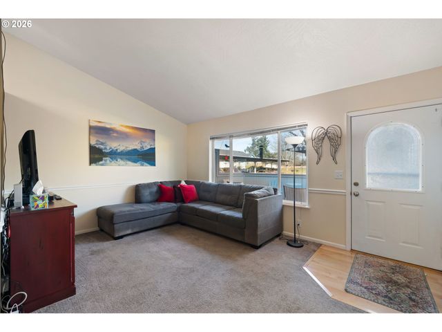 5524 E St, Springfield, OR 97478