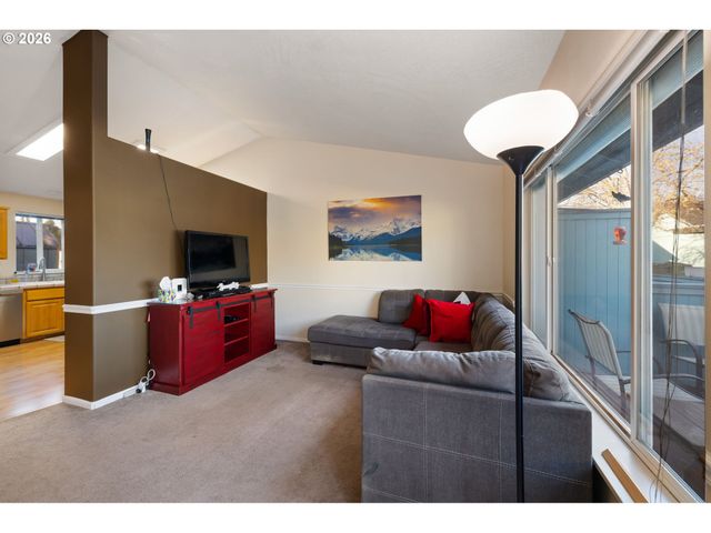 5524 E St, Springfield, OR 97478