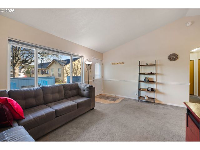 5524 E St, Springfield, OR 97478