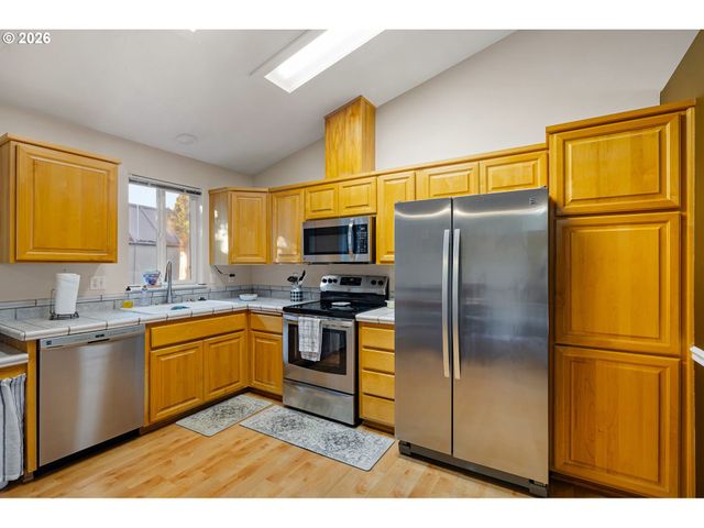 5524 E St, Springfield, OR 97478