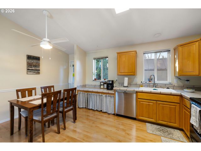 5524 E St, Springfield, OR 97478