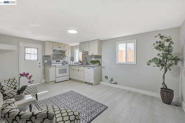 2834 Abbey St, Oakland, CA 94619