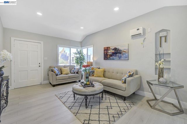 2834 Abbey St, Oakland, CA 94619