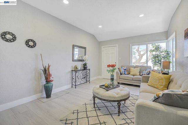 2834 Abbey St, Oakland, CA 94619