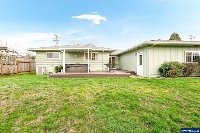 579 E Robidoux St, Stayton, OR 97383